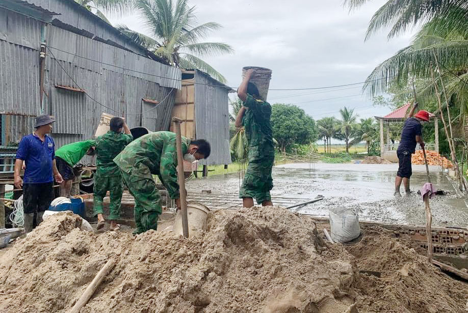 Cán bộ, chiến sĩ Bộ đội Biên phòng tỉnh giúp dân xây dựng nhà tình thương