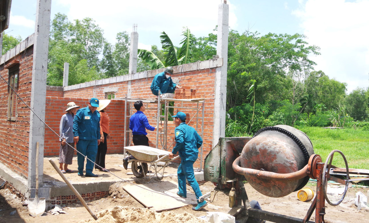 Lực lượng dân quân giúp xây nhà cho hộ nghèo do Ban Chỉ huy Quân sự xã Hòa Khánh Nam, huyện Đức Hòa vận động xây tặng