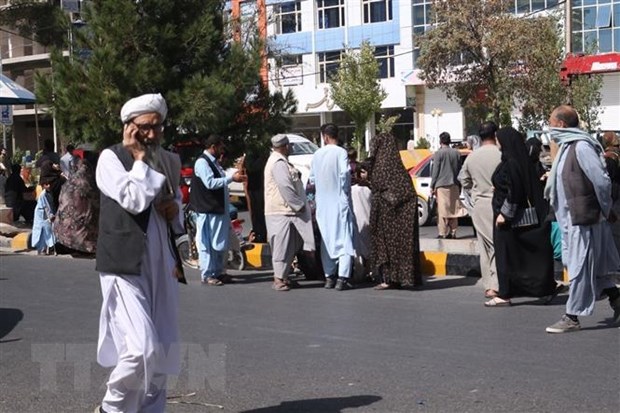 Người dân chạy ra đường do lo ngại dư chấn sau trận động đất ở Herat, Afghanistan, ngày 7/10/2023. (Ảnh: THX/TTXVN)