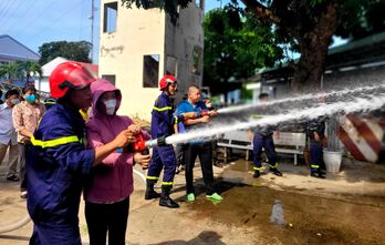 Trên 1.400 người tham gia trải nghiệm thực hành chữa cháy và cứu nạn, cứu hộ