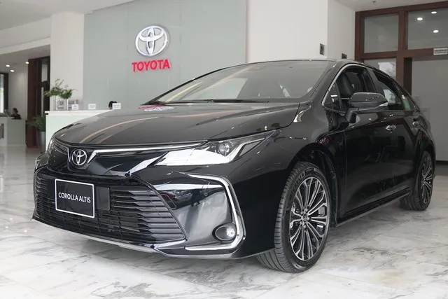 Toyota Corolla Altis thường xuyên "tồn kho" tại đại lý