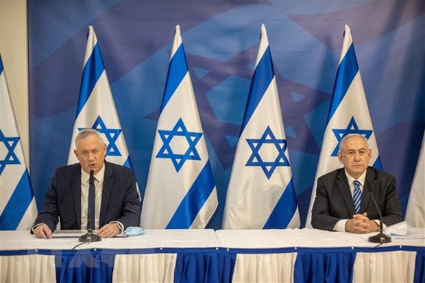 Thủ tướng Israel Benjamin Netanyahu (phải) và ông Benny Gantz (trái) - khi đang giữ chức Bộ trưởng Quốc phòng Israel - tại cuộc họp ở Tel Aviv, ngày 27/7/2020. (Ảnh: AFP/TTXVN)