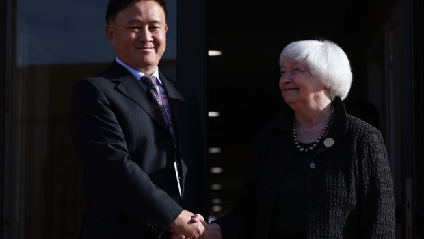 Bộ trưởng Tài chính Mỹ Janet Yellen và Thống đốc Ngân hàng Nhân dân Trung Quốc (PBOC) Phan Công Thắng. (Nguồn: Bloomberg)