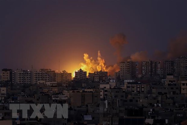 Khói lửa bốc lên sau cuộc không kích của Israel xuống Gaza ngày 12/10/2023. (Ảnh: THX/TTXVN)