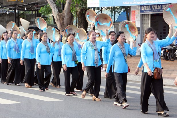 Đoàn diễu hành áo bà ba trình diễn tại lễ hội. (Ảnh: Trung Kiên/TTXVN)