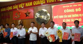 Tân Trụ: Công bố các quyết định về công tác cán bộ