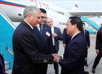 Chairman of Russian State Duma arrives in Hanoi, begins official visit