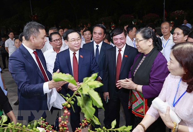 Chủ tịch Quốc hội Vương Đình Huệ thăm các gian hàng tại Hội chợ Triển lãm “Càphê Sơn La - Hội nhập và phát triển