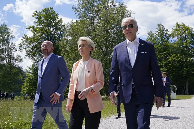 Chủ tịch Hội đồng châu Âu Charles Michel, Chủ tịch Ủy ban châu Âu Ursula von der Leyen và Tổng thống Mỹ Joe Biden tại Hội nghị Thượng đỉnh Nhóm các nước Công nghiệp Phát triển (G7) ở Elmau, Đức ngày 26/6/2022. (Ảnh: AFP/TTXVN)