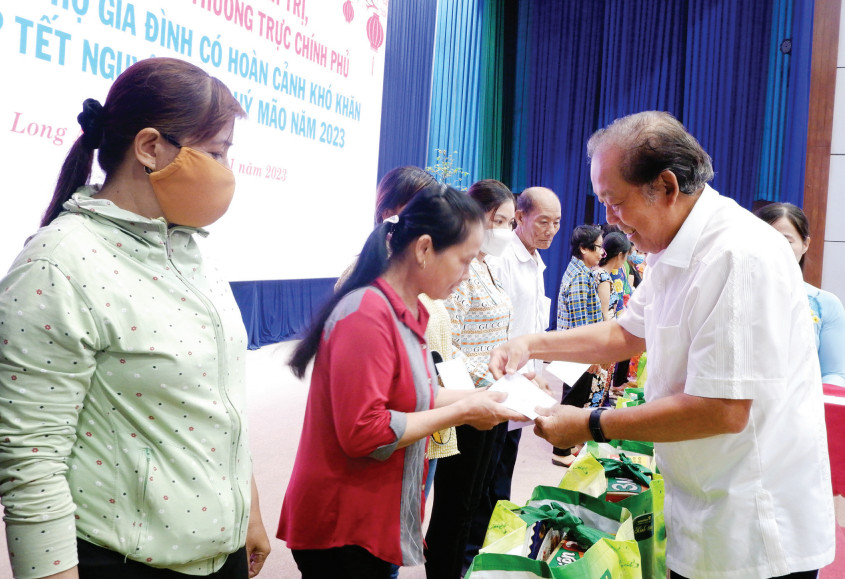 Nguyên Phó Thủ tướng Thường trực Chính phủ - Trương Hòa Bình tặng quà cho người nghèo