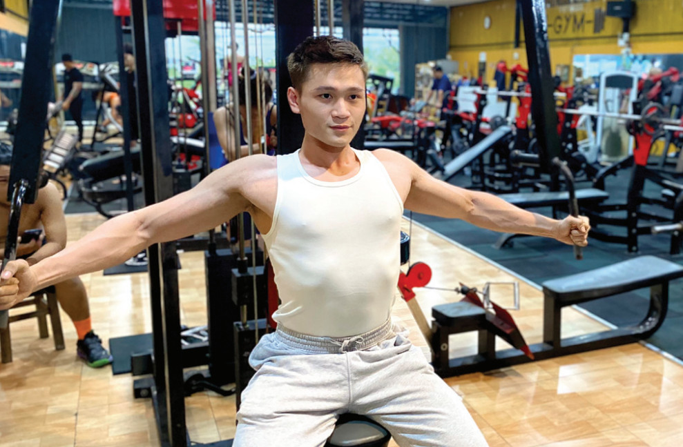 Mỗi ngày, anh Phạm Hữu Thọ dành 1 giờ sau giờ làm để tập gym nhằm tăng cường sức khỏe và có hình thể đẹp