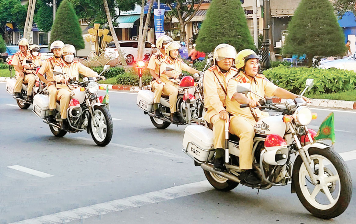 Cảnh sát giao thông ra quân kiểm tra, xử lý người điều khiển phương tiện tham gia giao thông vi phạm nồng độ cồn