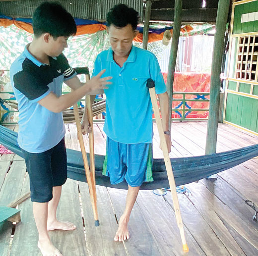 Tai nạn giao thông làm ông Trương Văn Tuốt mất một chân, chân còn lại cũng bị teo tóp, phải tập vật lý trị liệu