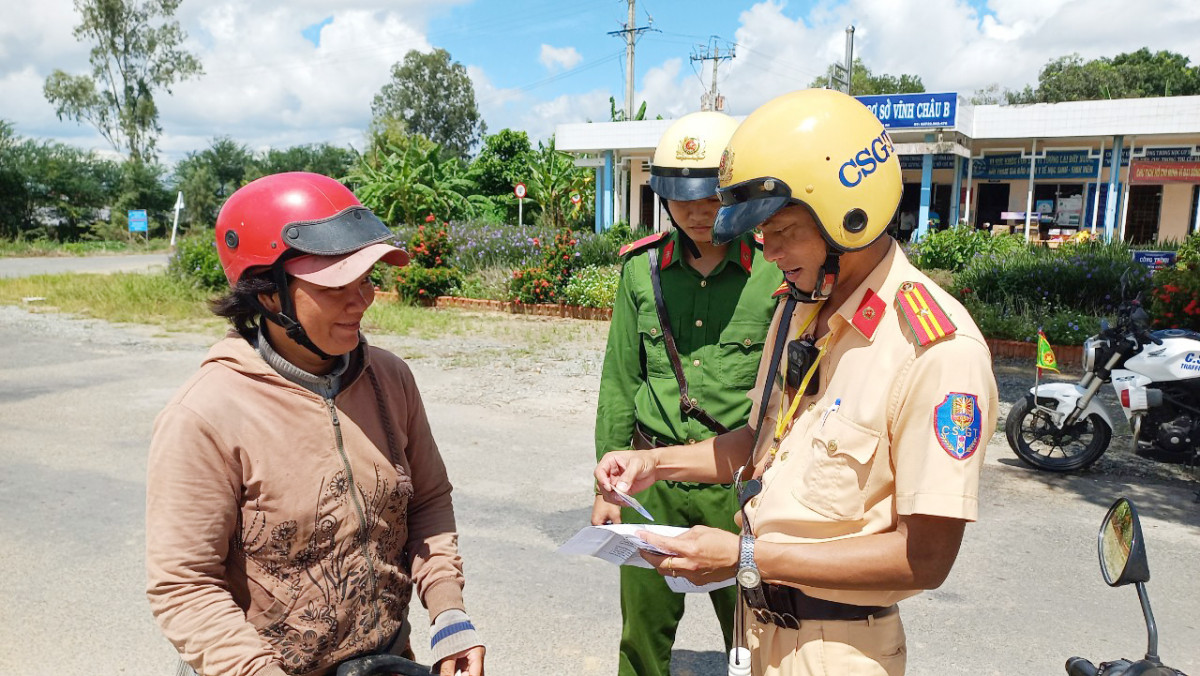 Công an huyện Tân Hưng tuần tra, xử lý vi phạm giao thông