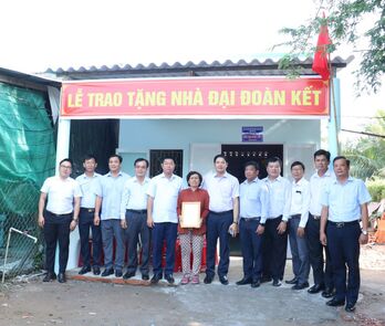 Trao nhà Đại đoàn kết tại Tân Trụ