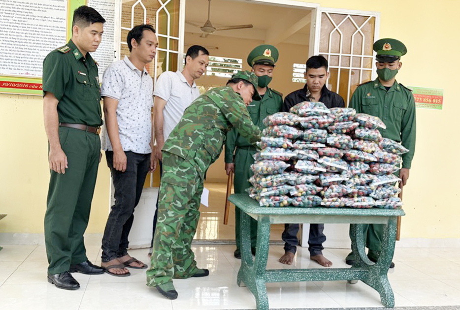 Đồn Biên phòng Cửa khẩu Mỹ Quý Tây bắt giữ buôn lậu