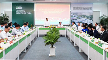 Secretary of Provincial Party Committee - Nguyen Van Duoc dialogues with businesses at Long Hau Industrial Park