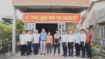 Trưởng Ban Tuyên giáo Tỉnh ủy trao nhà Đại đoàn kết tại huyện Tân Trụ