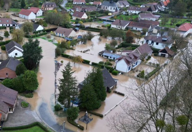 Nhà cửa và đất canh tác bị ngập do mưa lớn kéo dài. (Nguồn: Reuters)