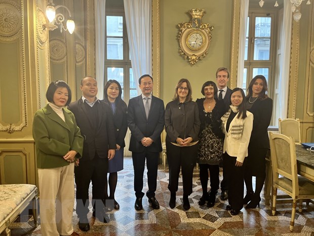 Đại sứ Dương Hải Hưng gặp Phó Thị trưởng Turin, bà Michela Favaro. (Ảnh: Thanh Hải/TTXVN)
