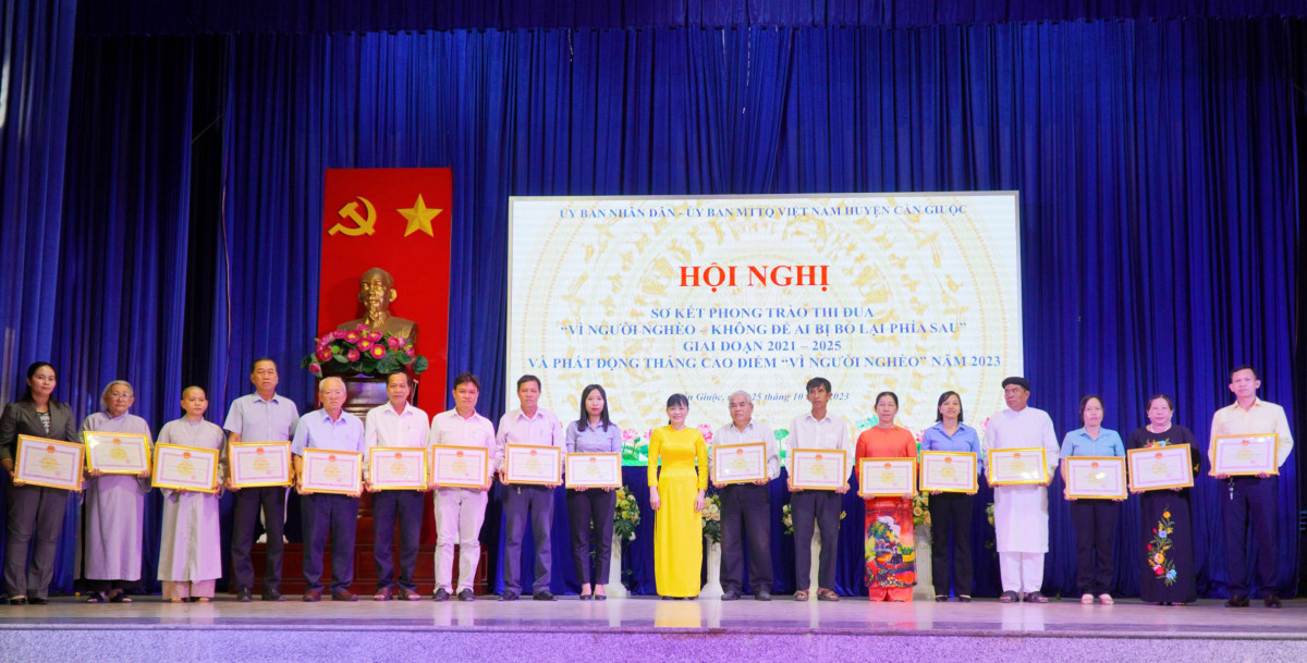 Phó Chủ tịch UBND huyện Cần Giuộc - Đào Thị Ngọc Vui tặng giấy khen cho đại diện tập thể, cá nhân có thành tích tốt trong phong trào thi đua “Vì người nghèo - Không để ai bị bỏ lại phía sau” giai đoạn 2021-2025