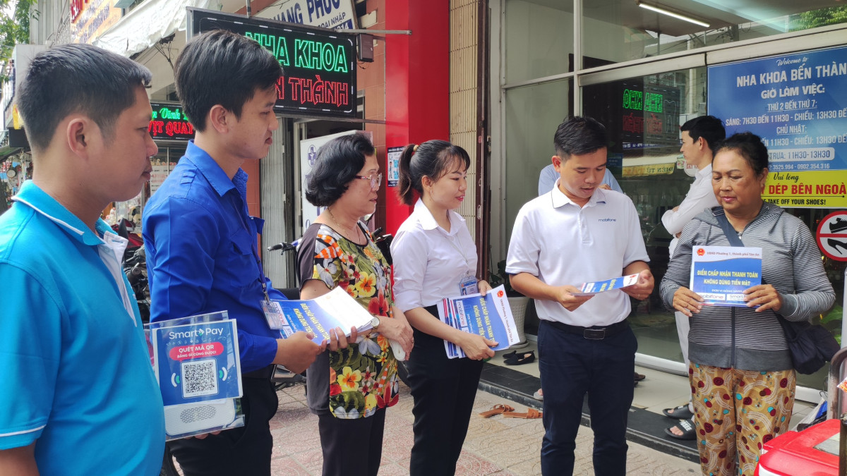 Với thanh toán không dùng tiền mặt, người mua hàng không cần phải đem theo tiền vẫn có thể thanh toán một cách nhanh chóng bằng cách quét mã QR