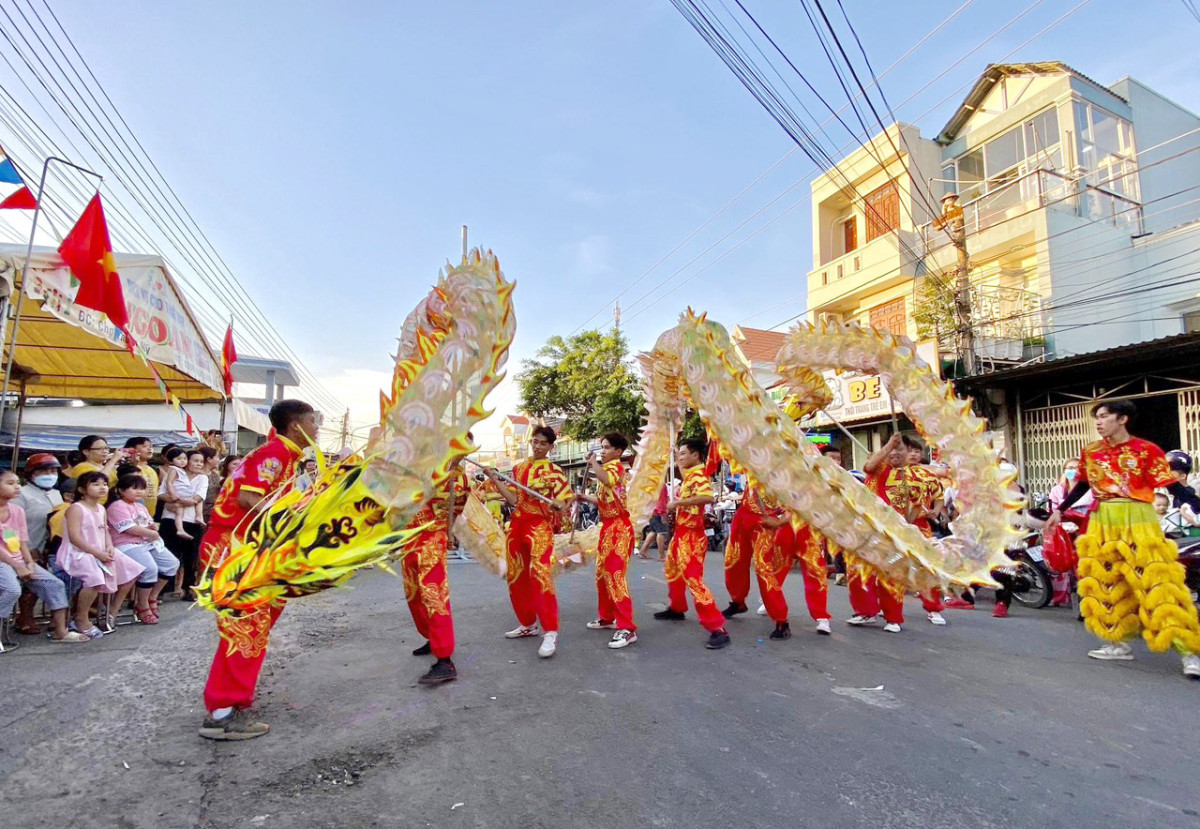 Anh Trần Lam Trường là thành viên Câu lạc bộ từ năm 2017 đến nay, theo anh, đối với những điệu múa cơ bản phải mất tầm 2-3 tháng; riêng những điệu múa chuyên nghiệp phải mất từ 1-2 năm trở lên