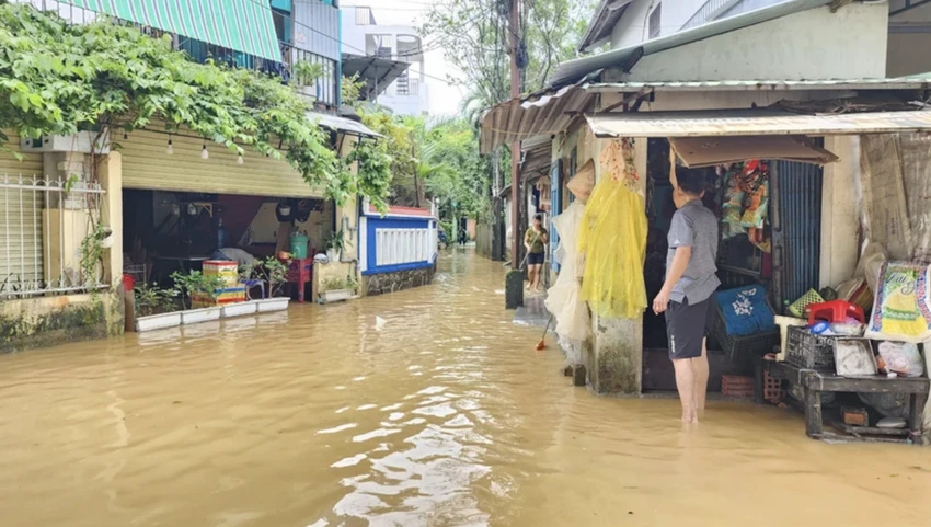 Thời điểm lớn nhất có hơn 20.000 ngôi nhà ở miền Trung bị ngập. Ảnh: NGUYỄN DO