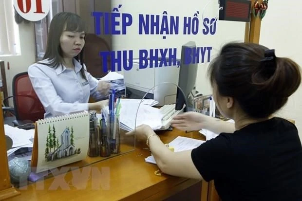 Giải quyết thủ tục bảo hiểm xã hội (Ảnh: Vietnam+)