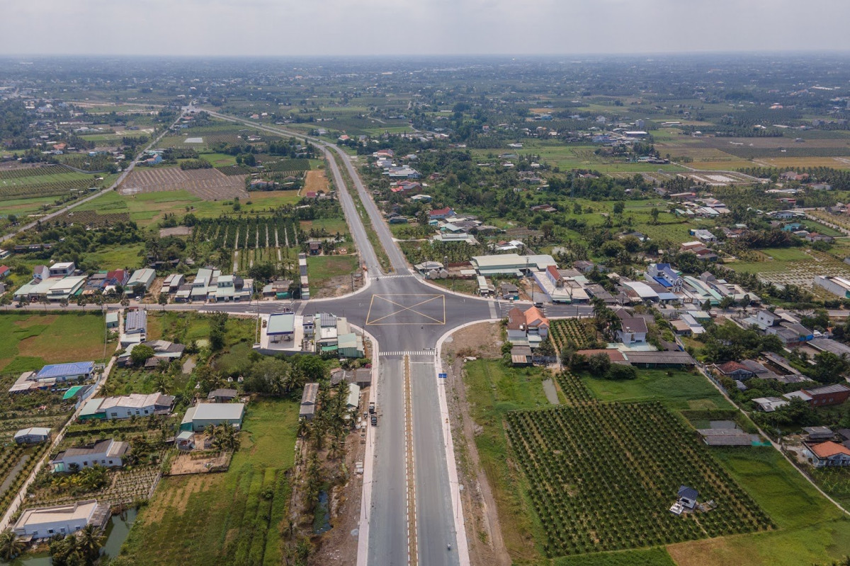 Dự kiến đến cuối năm nay, công trình trọng điểm đường Vành đai TP.Tân An sẽ thông xe toàn tuyến. Tuyến đường này không chỉ giúp giải quyết bài toán về giao thông cho TP.Tân An mà còn được kỳ vọng thúc đẩy KT-XH, nhất là phát triển đô thị, khai thác tiềm năng, lợi thế của TP.Tân An