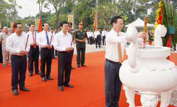 Lãnh đạo Đảng, Nhà nước và tỉnh Long An dâng hoa, dâng hương tại Khu di tích lịch sử ngã tư Đức Hòa