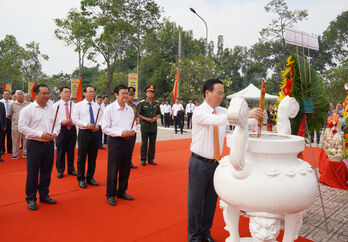 Leaders of Party, State and Long An province offer flowers and incense at Duc Hoa crossroads historical relic site
​