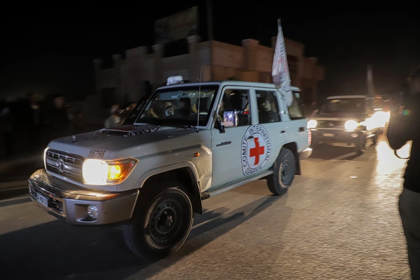 Xe của Hội Chữ thập Đỏ Quốc tế chuyển các con tin được trả tự do tới cửa khẩu Rafah, phía nam Dải Gaza, ngày 24/11/2023. (Ảnh: THX/TTXVN)