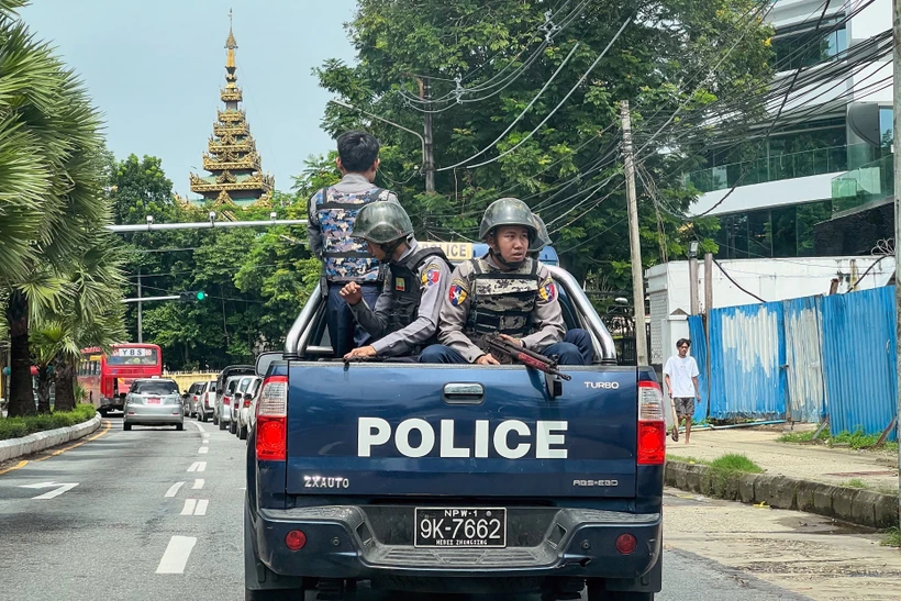 Cảnh sát tuần tra trên đường phố tại Yangon, Myanmar, ngày 19/7/2023. (Ảnh: AFP/TTXVN)