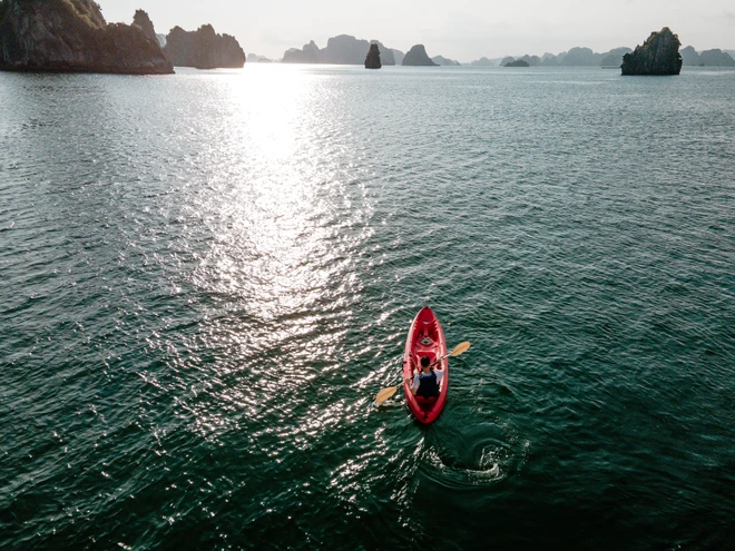 Chèo thuyền kayak là hoạt động ưa thích của du khách khi đến Vịnh Hạ Long. (Ảnh: CTV/Vietnam+)