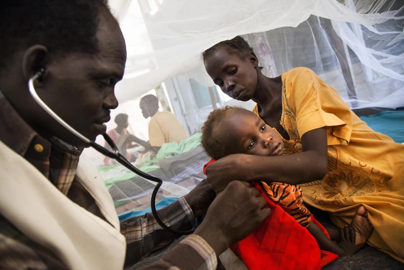 Nhân viên y tế khám bệnh cho một em nhỏ tại bệnh viện ở Malakal, Nam Sudan. (Ảnh: AFP/TTXVN)