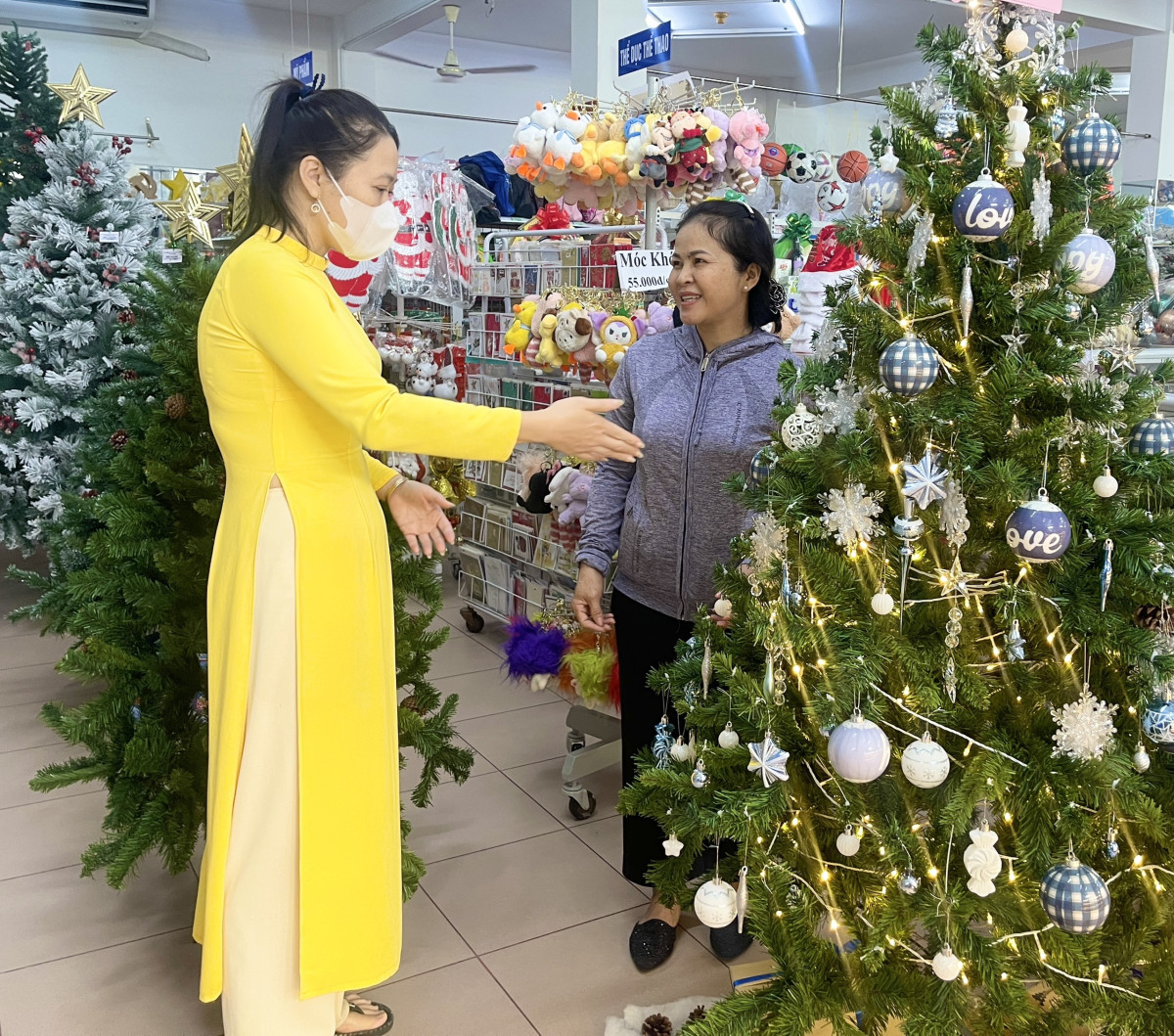 Các sản phẩm được làm thủ công từ len cũng thu hút trong dịp Noel năm nay