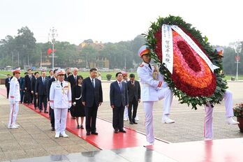 Tổng Bí thư, Chủ tịch nước Trung Quốc Tập Cận Bình vào Lăng viếng Chủ tịch Hồ Chí Minh