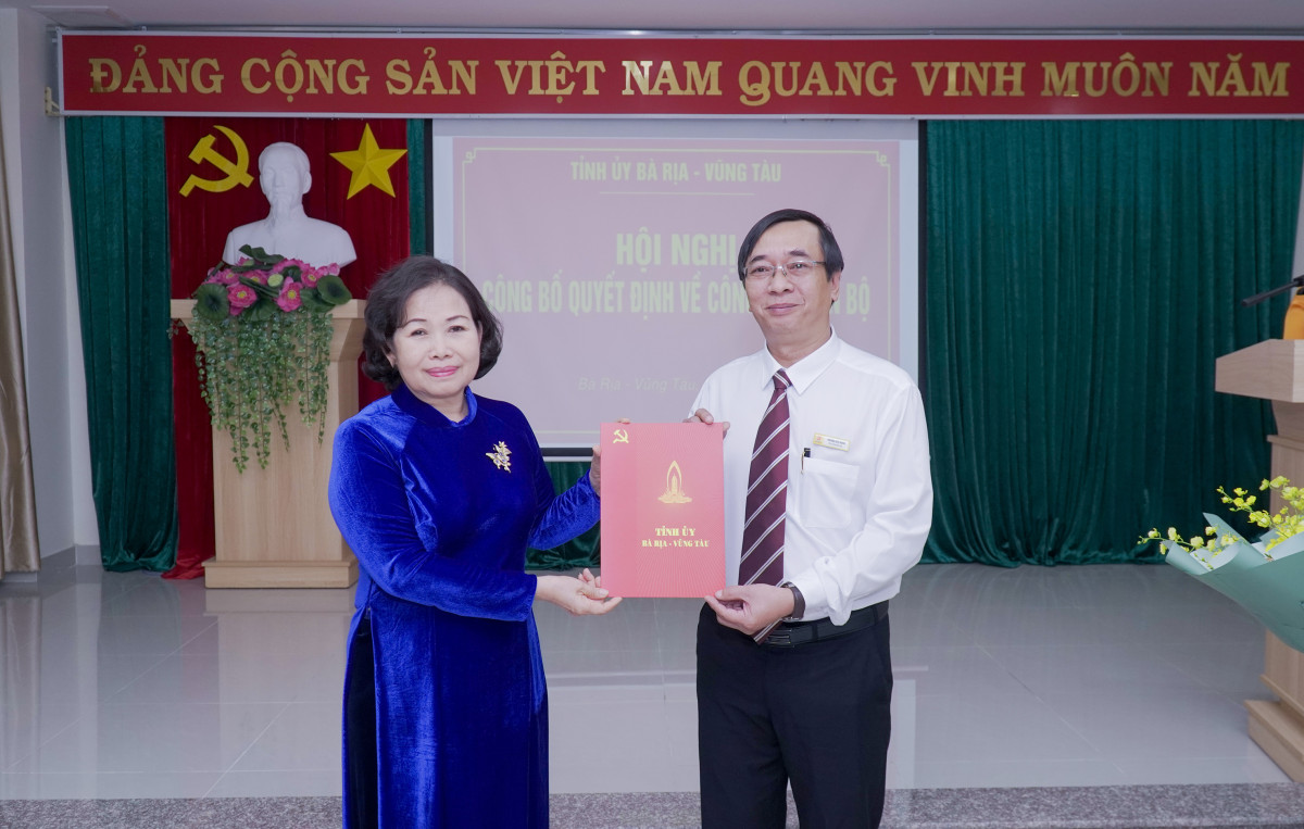 Bà Nguyễn Thị Yến, Phó Bí thư Thường trực Tỉnh ủy, Trưởng Đoàn ĐBQH tỉnh trao quyết định của Ban Thường vụ Tỉnh ủy bổ nhiệm ông Trương Đức Nghĩa, Phó Tổng Biên tập giữ chức vụ Tổng Biên tập Báo Bà Rịa-Vũng Tàu.