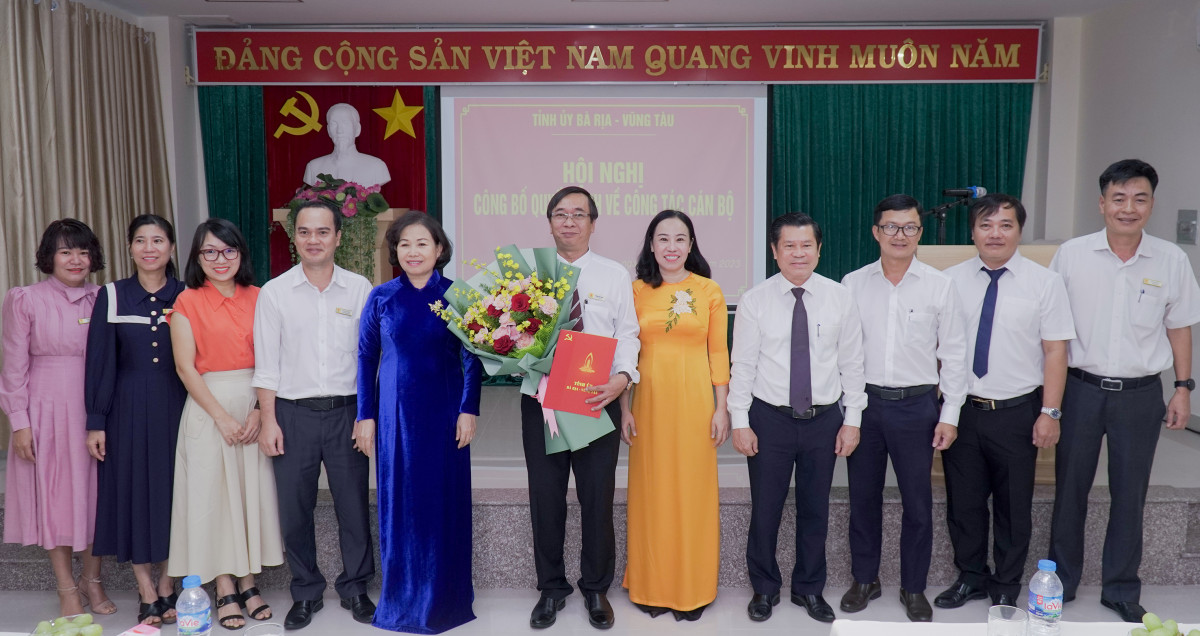 Lãnh đạo tỉnh và cán bộ chủ chốt Báo Bà Rịa-Vũng Tàu tặng hoa chúc mừng ông Trương Đức Nghĩa.