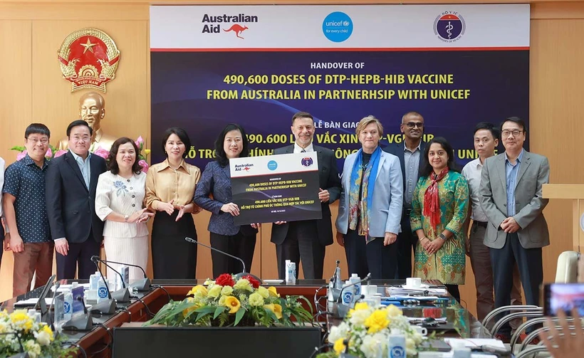 Chính phủ Australia viện trợ cho Việt Nam thông qua Quỹ nhi đồng Liên hiệp quốc UNICEF 490.600 liều vaccine 5 trong 1. (Ảnh: T.M/Vietnam+)