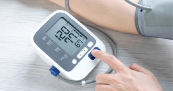Với người bệnh cao huyết áp mức huyết áp mục tiêu cần đạt được dưới 140/90 mmHg. Ảnh SHUTTERSTOCK