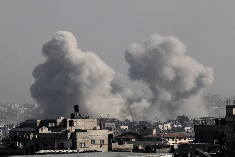 Khói bốc lên sau cuộc không kích của Israel xuống Dải Gaza ngày 17/12. (Ảnh: AFP/TTXVN)