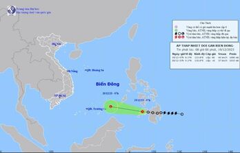 Áp thấp nhiệt đới đang tiến gần Biển Đông, gây mưa to và sóng lớn
