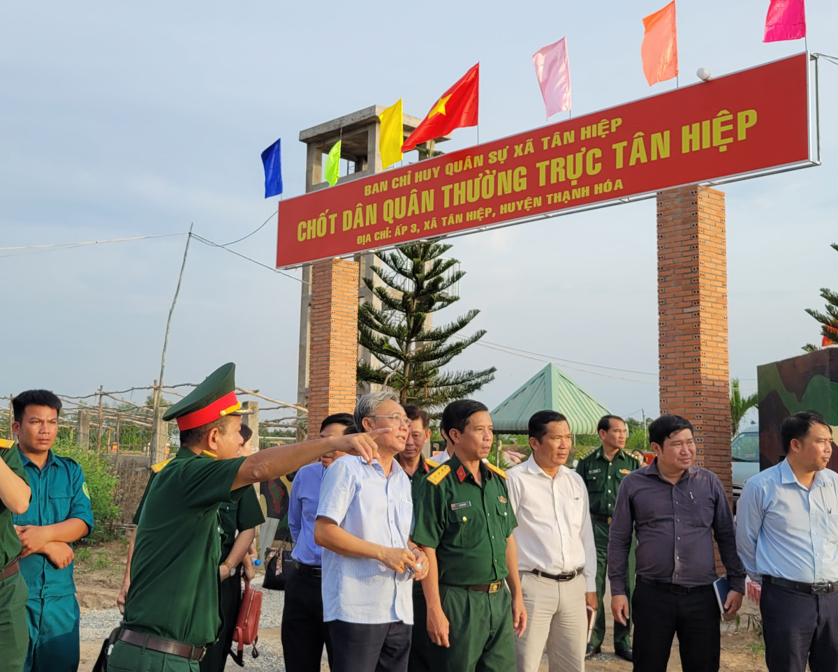 Lực lượng vũ trang phối hợp các ngành, địa phương khảo sát vị trí đầu tư, xây dựng điểm dân cư liền kề trên biên giới