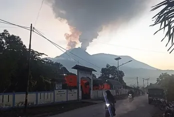 Indonesia: Hơn 2.000 người dân phải đi sơ tán do núi lửa phun trào