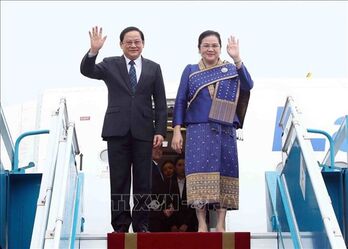 Lao PM arrives in Hanoi, begining official visit to Vietnam