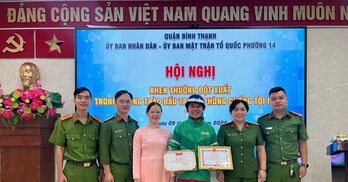 Tài xế xe ôm công nghệ nghi có ma túy trong gói hàng, liền giao cho công an