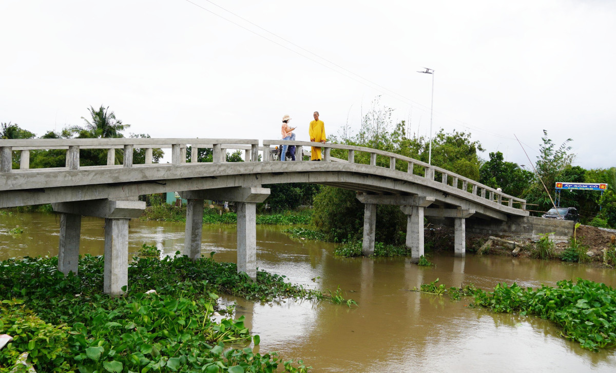 Cầu bắc qua kênh Hai Hạt hoàn thành, đưa vào sử dụng trong niềm vui, phấn khởi của người dân xã Nhơn Ninh, huyện Tân Thạnh và xã Hậu Mỹ Bắc B, huyện Cái Bè, tỉnh Tiền Giang