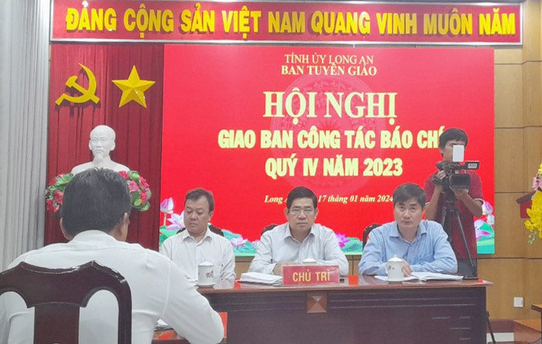 Chủ trì hội nghị